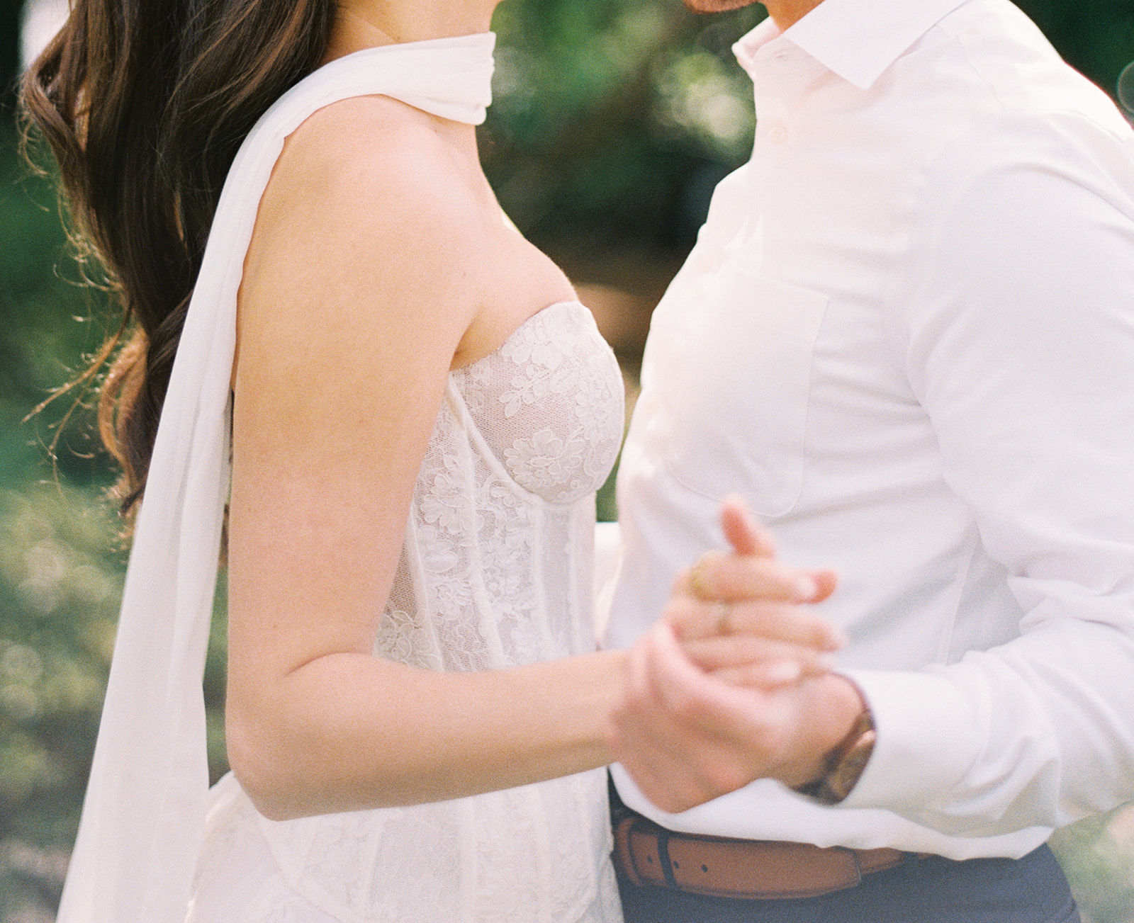 Colorful Dallas Arboretum engagement photos with blooming gardens and sunshine